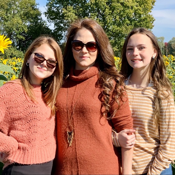 Meet your Posher, Lacy - Picture 2 of 4